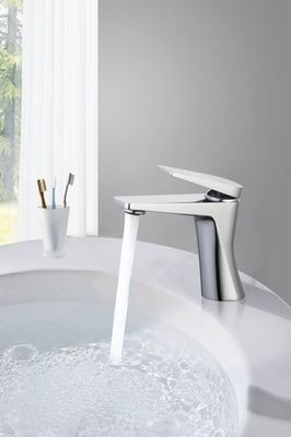 Scaffalature per vasche da bagno montate, rubinetto per vasche da bagno, miscelatore a manico singolo, rubinetti per acqua calda e fredda