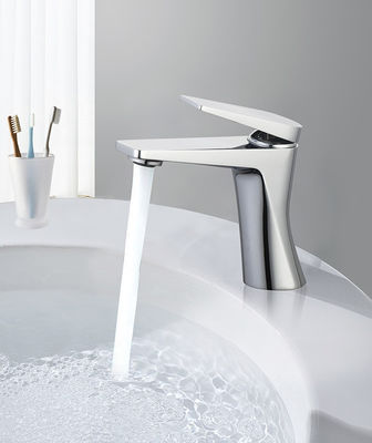Flusso per il miscelato di vasche da bagno in ottone cromato