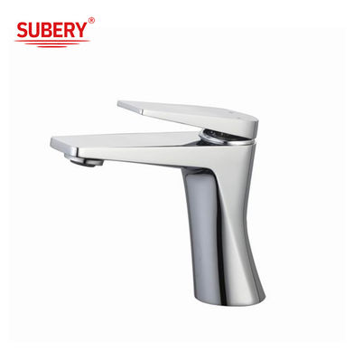 Scaffalature per vasche da bagno montate, rubinetto per vasche da bagno, miscelatore a manico singolo, rubinetti per acqua calda e fredda